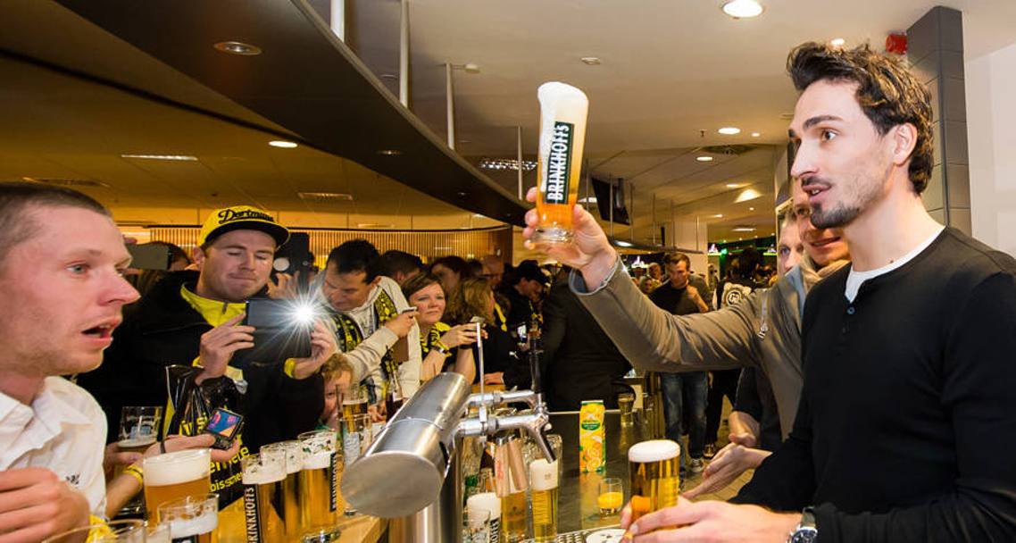 Party di Natale anticipato a Dortmund e i giocatori del Borussia si improvvisano baristi. A partire da Hummels. Twitter/bvb.de